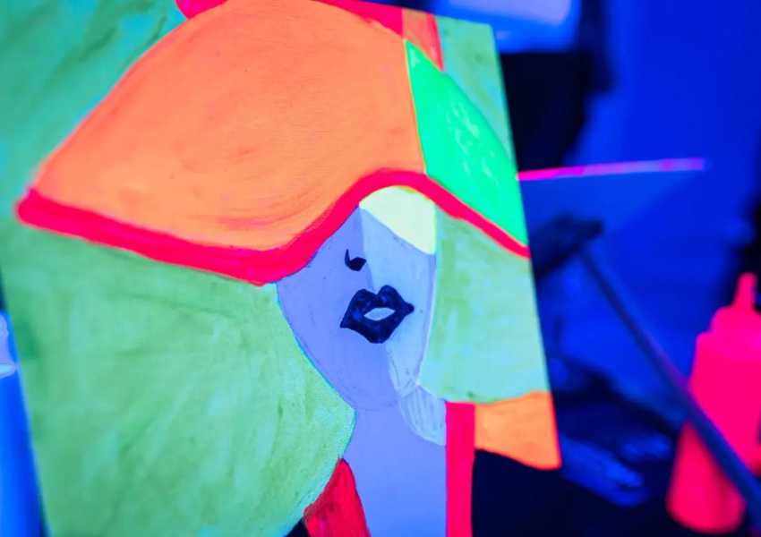 Neon Brush: un taller de pintura fluorescente con bebidas incluidas