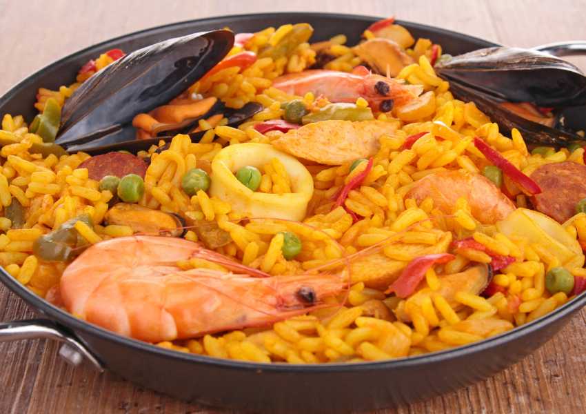 Aprende los secretos de los chefs en la Clase de paella en Aleli Rooftop