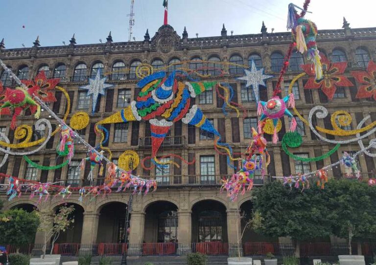 Túneles de luz, nieve artificial, árboles monumentales, spots para fotos y más en la Verbena Navideña en el Zócalo 2024