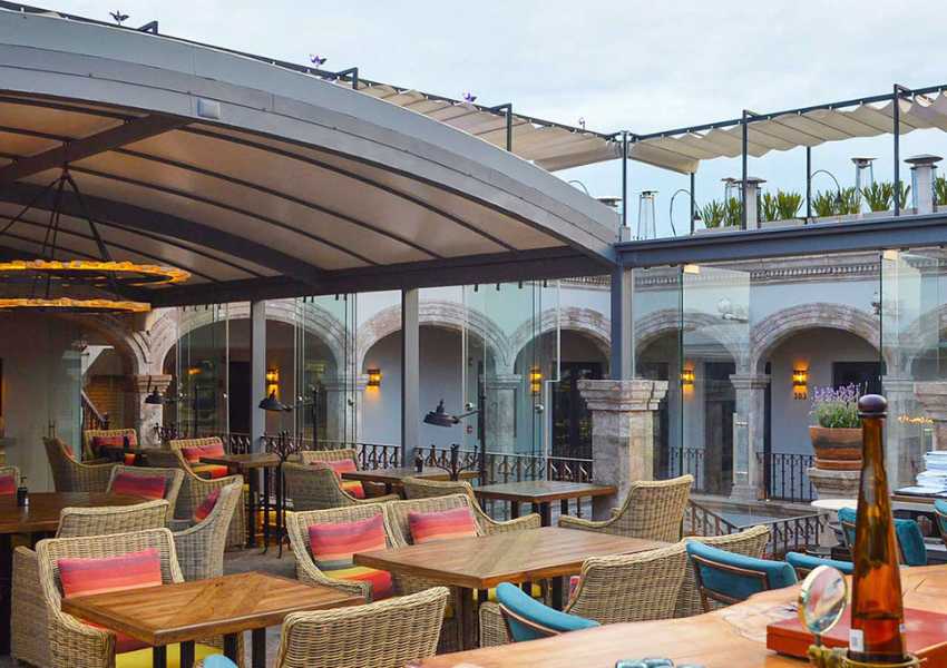 1. Casa de Sierra Nevada, A Belmond Hotel
Entrar a Casa de Sierra Nevada es como cruzar un portal al pasado… pero con todas las comodidades del presente. Este hotel está repartido en seis mansiones coloniales del siglo XVI, lo que significa que cada rincón guarda una historia y cada habitación es única.
Sus 37 habitaciones y suites son espaciosas, con chimeneas para noches acogedoras, techos altos, vigas de madera y artesanía local en cada detalle.
El servicio aquí es de esos que anticipan lo que necesitas antes de que lo pidas, y la gastronomía no se queda atrás: restaurantes como Andanza y el bar Tunki ofrecen sabores locales y cocteles dignos de portada.
Además, puedes relajarte en su spa, tomar clases de cocina mexicana o simplemente perderte en sus patios llenos de bugambilias. Si buscas romance, historia y sofisticación, este es tu lugar.