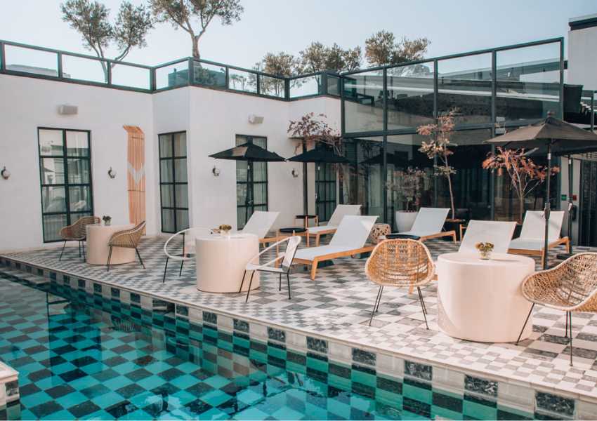 1. Casa de Sierra Nevada, A Belmond Hotel
Entrar a Casa de Sierra Nevada es como cruzar un portal al pasado… pero con todas las comodidades del presente. Este hotel está repartido en seis mansiones coloniales del siglo XVI, lo que significa que cada rincón guarda una historia y cada habitación es única.
Sus 37 habitaciones y suites son espaciosas, con chimeneas para noches acogedoras, techos altos, vigas de madera y artesanía local en cada detalle.
El servicio aquí es de esos que anticipan lo que necesitas antes de que lo pidas, y la gastronomía no se queda atrás: restaurantes como Andanza y el bar Tunki ofrecen sabores locales y cocteles dignos de portada.
Además, puedes relajarte en su spa, tomar clases de cocina mexicana o simplemente perderte en sus patios llenos de bugambilias. Si buscas romance, historia y sofisticación, este es tu lugar.