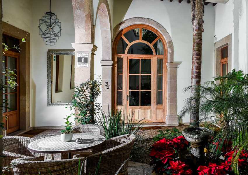 1. Casa de Sierra Nevada, A Belmond Hotel
Entrar a Casa de Sierra Nevada es como cruzar un portal al pasado… pero con todas las comodidades del presente. Este hotel está repartido en seis mansiones coloniales del siglo XVI, lo que significa que cada rincón guarda una historia y cada habitación es única.
Sus 37 habitaciones y suites son espaciosas, con chimeneas para noches acogedoras, techos altos, vigas de madera y artesanía local en cada detalle.
El servicio aquí es de esos que anticipan lo que necesitas antes de que lo pidas, y la gastronomía no se queda atrás: restaurantes como Andanza y el bar Tunki ofrecen sabores locales y cocteles dignos de portada.
Además, puedes relajarte en su spa, tomar clases de cocina mexicana o simplemente perderte en sus patios llenos de bugambilias. Si buscas romance, historia y sofisticación, este es tu lugar.