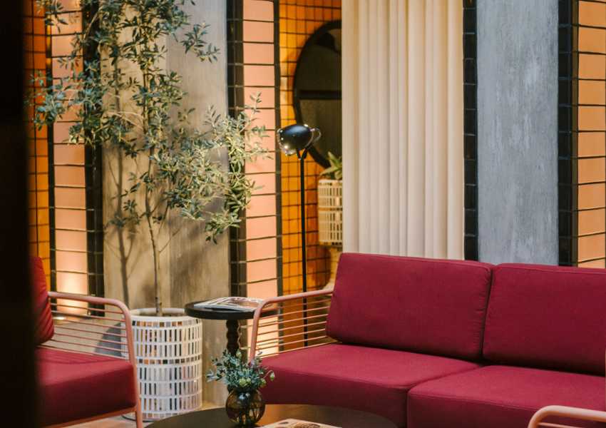 1. Casa de Sierra Nevada, A Belmond Hotel
Entrar a Casa de Sierra Nevada es como cruzar un portal al pasado… pero con todas las comodidades del presente. Este hotel está repartido en seis mansiones coloniales del siglo XVI, lo que significa que cada rincón guarda una historia y cada habitación es única.
Sus 37 habitaciones y suites son espaciosas, con chimeneas para noches acogedoras, techos altos, vigas de madera y artesanía local en cada detalle.
El servicio aquí es de esos que anticipan lo que necesitas antes de que lo pidas, y la gastronomía no se queda atrás: restaurantes como Andanza y el bar Tunki ofrecen sabores locales y cocteles dignos de portada.
Además, puedes relajarte en su spa, tomar clases de cocina mexicana o simplemente perderte en sus patios llenos de bugambilias. Si buscas romance, historia y sofisticación, este es tu lugar.